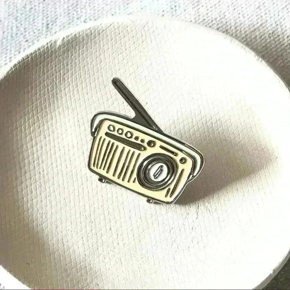 Soft Enamel Pins Vintage Radio NWT - Picture 1 of 4